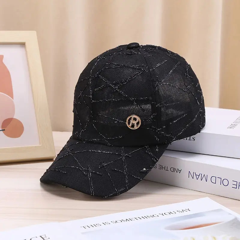 Ladies letter breathable men baseball caps go out in spring and autumn to show their faces. Small caps are simple and fashionable sun hats.